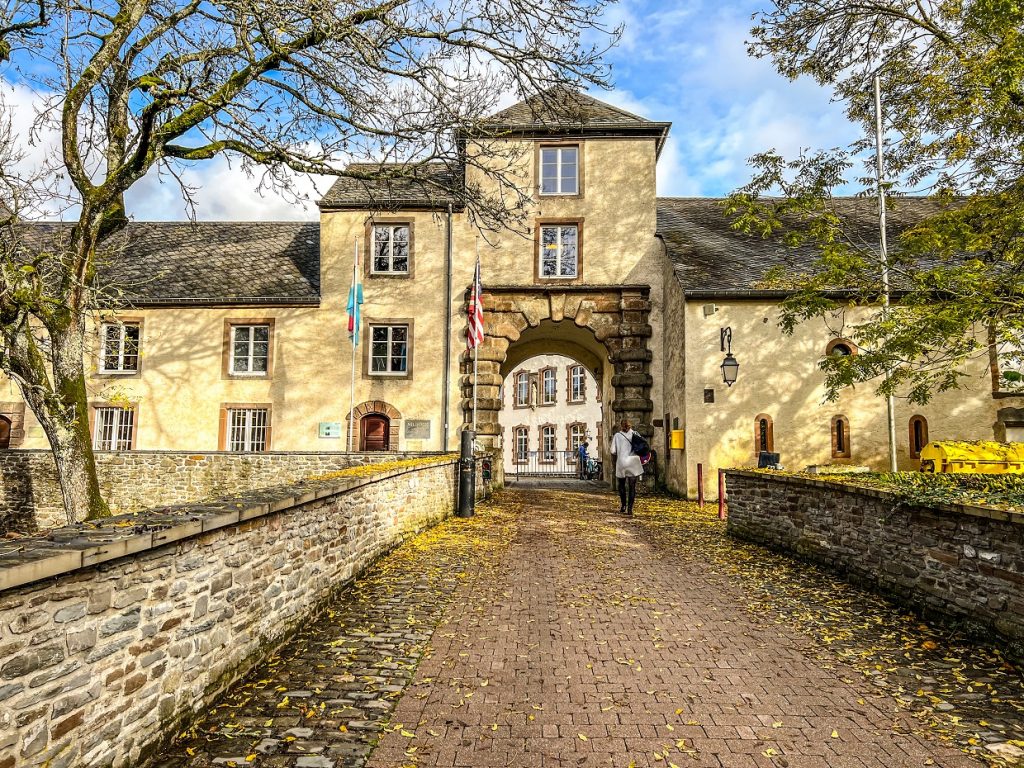 A lady entering the Wiltz Castle